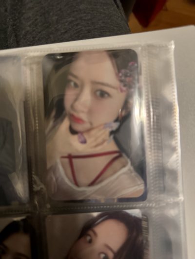 包裝設計很安全，裡面的發泡和包裝小卡的方式也能好好保護小卡，發貨速度也很快，到達目的地也只不過是一週的時間！很好！