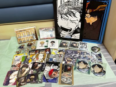 之前在海上飄的第一批到哩～！再次感謝櫻花妹沒有陰我！無比感謝 甚至送了張p2的青山相卡啊啊啊啊拆到直接尖叫不止！原畫真的帥得犯規無法無天直接狂噴鼻血（並沒有）就算沒選加固服務還是會墊一些泡泡紙墊底的wwww感謝餒 原本外面下雨怕裡面的東西淋濕會弄到床墊但紙箱很厚沒有...