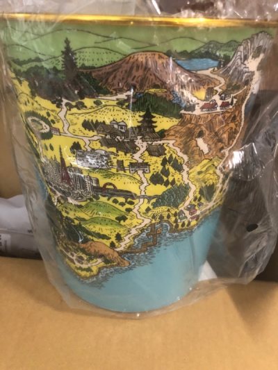 这次宝可梦金银像素风商品真的是一上架就被黄牛抢光了，根本等不到海淘网刷新出来，不过煤炉什么的选择也就多了起来。金银水晶的老玩家真的看到这些就想起了当年在被窝里拿着gameboy color玩游戏的日子。有一说一，这次商品化的东西也比较有趣和实用，摆在家里也是很养眼的...