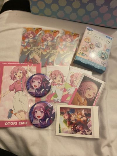very cute! I love the 3 pins I got. very cutesy. I love you Doorzo!!!!!