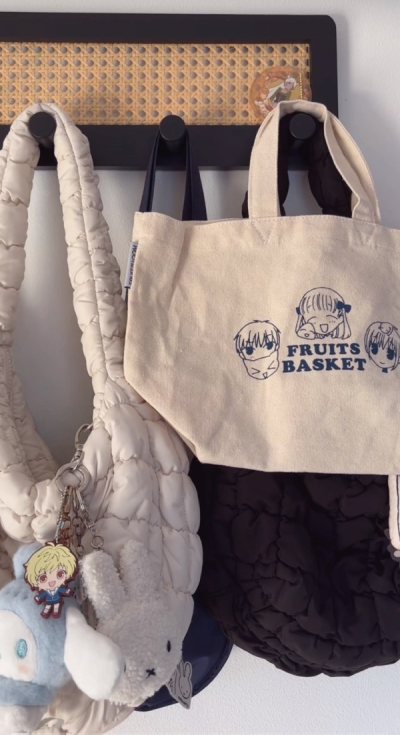 The tote bag is adorable and the quality is amazing too! I love it! 
