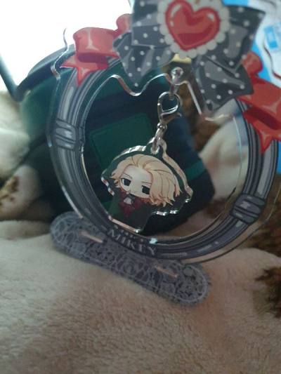 I love the unique acrylic stand it and it is so cute and pretty once again quality is amazing! Love Doorzo!