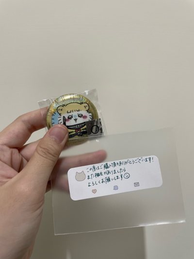 這次買了吉伊卡哇與我英聯名的小桃徽章
中途有拍照檢查貨品 之後包的超嚴實完整
突然懊悔沒有多買幾個哈哈
很棒的體驗！