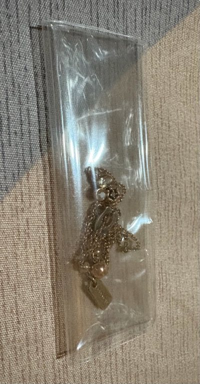 It fits comfortably and adds a nice touch to my outfits. Shipping was also fast and hassle-free. Highly recommend!