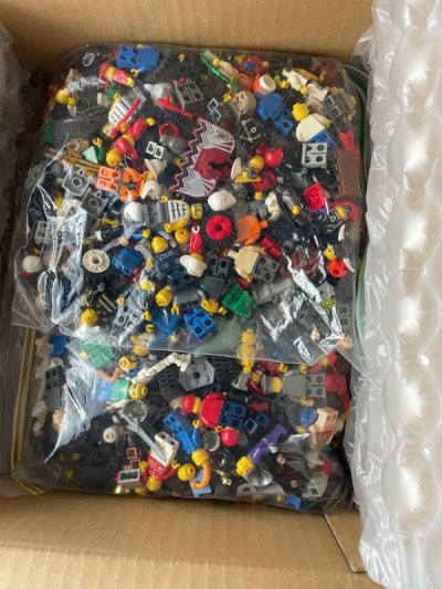 Bought 2 bags of mystery Lego minifigs from Doorzo! Packaged well-nice to ensure it’s protected nicely. Always good to receive a parc...