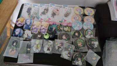 I got a huge batch this time, full of things I love aswell!
some project Sekai things and some twisted wonderland things aswell

than...