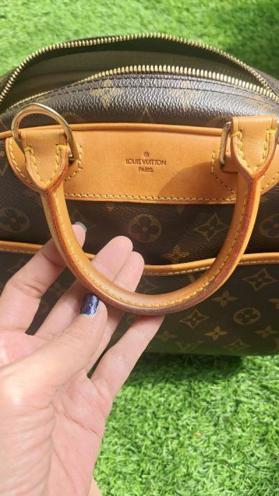 Bag is in great condition. However the bag came with a smell which is very hard to remove. I am still figuring out how to remove it c...