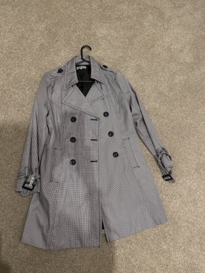 my coat arrived in perfect condition exactly like the photos and very clean. my second purchase on the app and very happy with my pur...