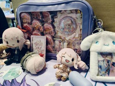 received my project sekai can badges safely and they looked great in my itabag, thank you doorzo for helping me reach my dupe count