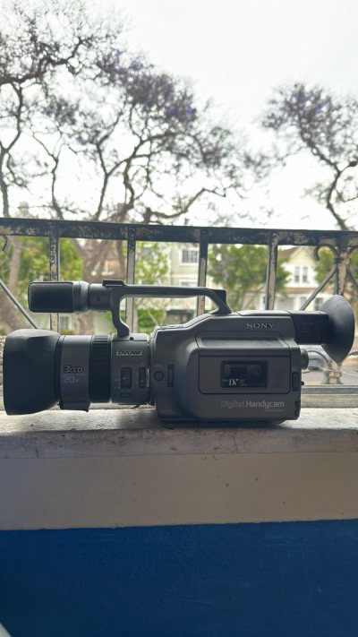  Doorzo delivered my Sony VX1000 camcorder quickly and in perfect condition. The packaging was secure, and the camera arrived exactly...
