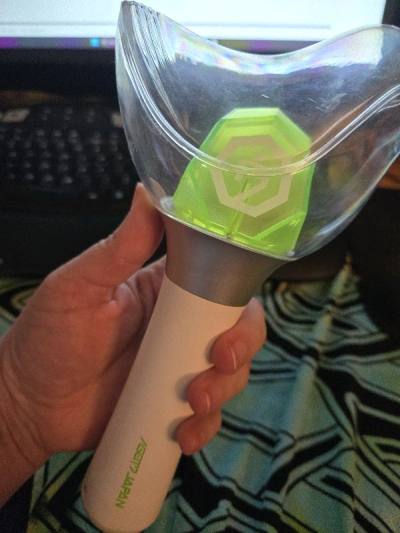 Just received my purchase of GOT7s Japanese lightstick. the lightstick and the box are in great shape.