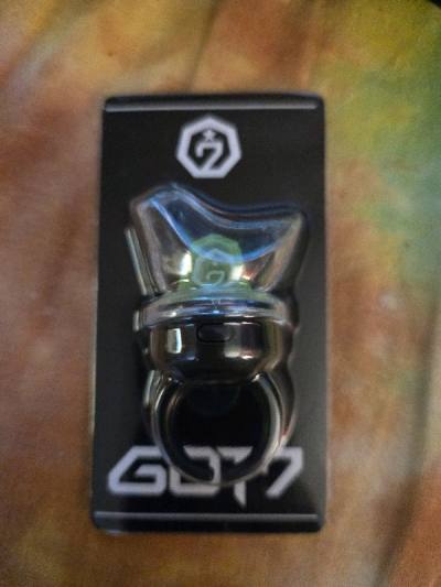 Just received my unopened Got7 ring light. it is in great shape. It will go great with my collection 
