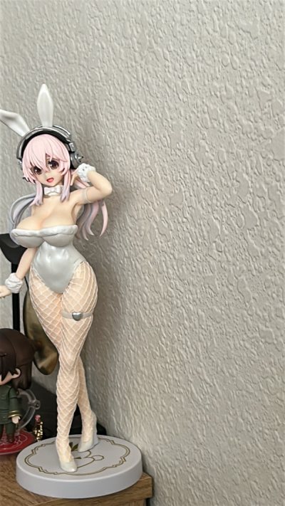 I was greatly satisfied with the amount of protection and guarantee that the figurine was in, there were no problems whatsoever and d...