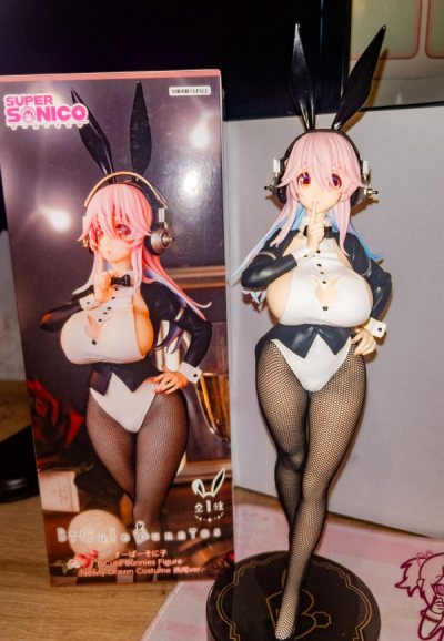 I love this figure so much! I didn’t expect it to be so big! it’s amazing beautiful quality no damage to it at all! the shipping was ...
