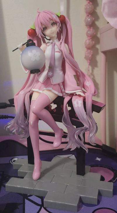 sakura miku is delightful, the latern works great, shes such a pretty amp figure, i would definitely recommend getting her if youre a...