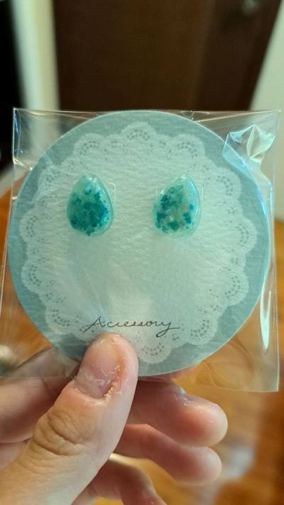 Both my new earrings and resin necklace have arrived in good condition. The sellers are professionally honest in their service. Thank...