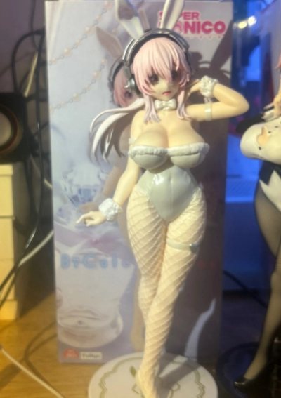 figure is in perfect condition I love it so much I’m going to keep it on my shelf the delivery was super fast!! and it was packaged r...