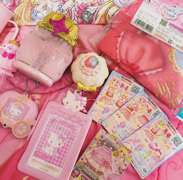 I got so many pretty stuff in this parcel, so happy ^^