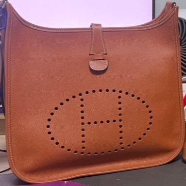 My fifth purchase from Doorzo. great shopping app that is easy to use. Happy to find this vintage piece in the exact leather and hard...