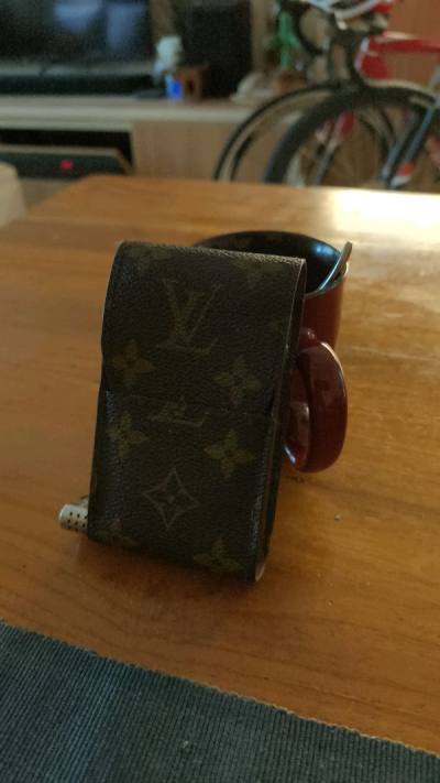 Very nice cigarettes holder, can place lighter as well.. Very fast shipping. Highly recommend. Optional insured item for delivery. Mu...