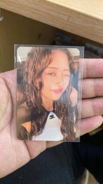 They arrived in perfect condition, thanks to the amazing packaging. Each photocard was carefully protected, with no bends, scratches,...