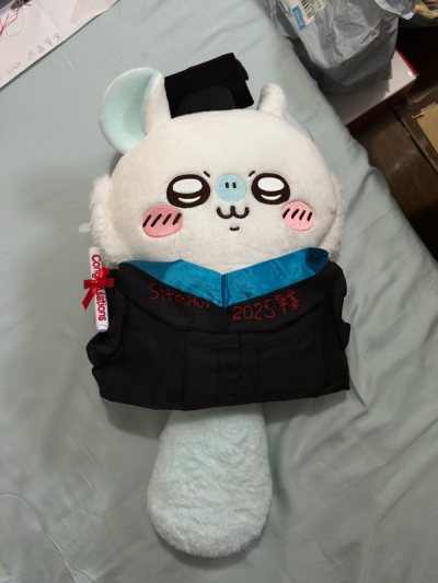 謝謝賣家及時發貨，買來送給女兒中學畢業禮物，我怕再轉寄香港要用8至10日，於是用DHL只用5日寄到香港。