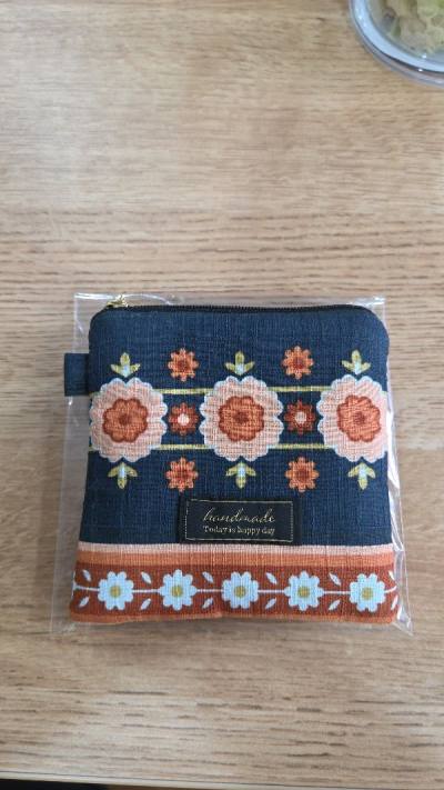 Nice, Well Handmade Sewn. Very Minimalistic And Compact Look. Very Convenience For Travelling.