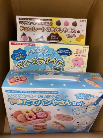 so happy to receive my clay kits! can’t wait to use them~ I also brought some cute stickers :o thank u doorzo for the speedy delivery...