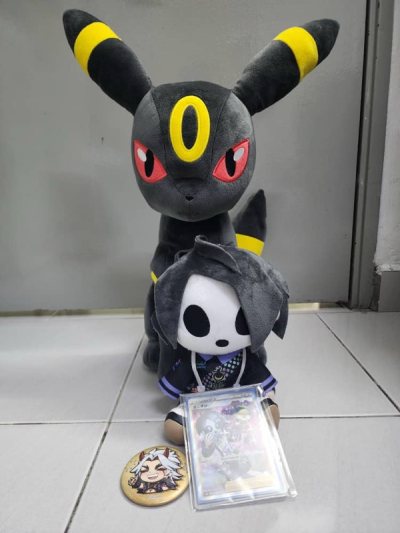 this is honestly my first time buying a big box of pokemon card packs!! im pretty excited to open them