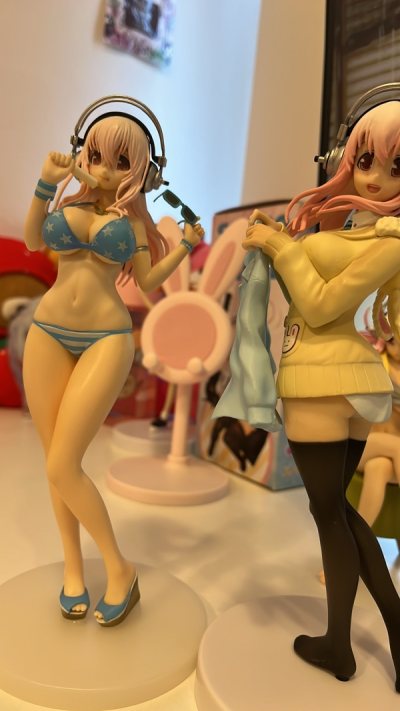 2 Super sonico figures again 
