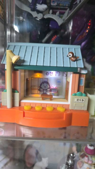 多謝呢個平台可以幫我買到呢只遊戲機，真係好稀有，小丸子嘅屋企人會同佢進行唔同嘅互動，佢啲朋友，例如小玉花輪同學會隨機到訪，然之後同佢哋玩小遊戲，有陣時就有啲日常小丸子會同爺爺發白日夢跳舞或者睇阿媽煮嘢食，同家姐一齊做功課都有可能，仲有好多唔同嘅場景。 等住我去發掘，...