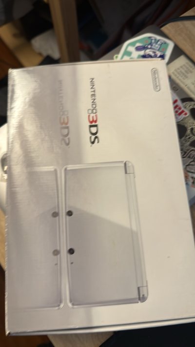 I bought a 3ds ice white. The box and the console are in perfect condition, as described. Perfect !