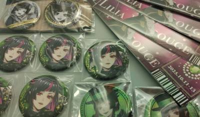 Have been buying from Doorzo for almost 1 year and it saved me from a lot of fuzz in buying merch. This pack of merch is soaked wet f...