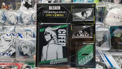 買了好多紙片跟薄塑膠